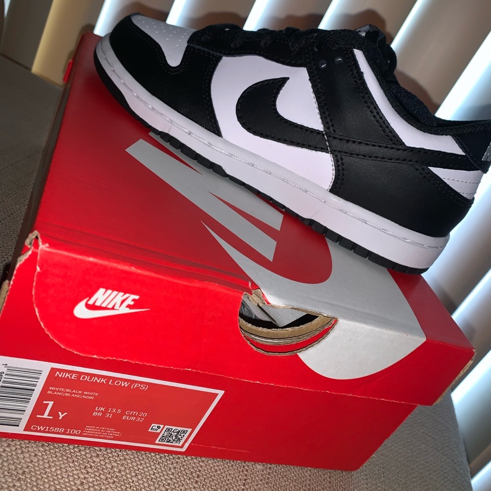 Panda dunks size 1Y